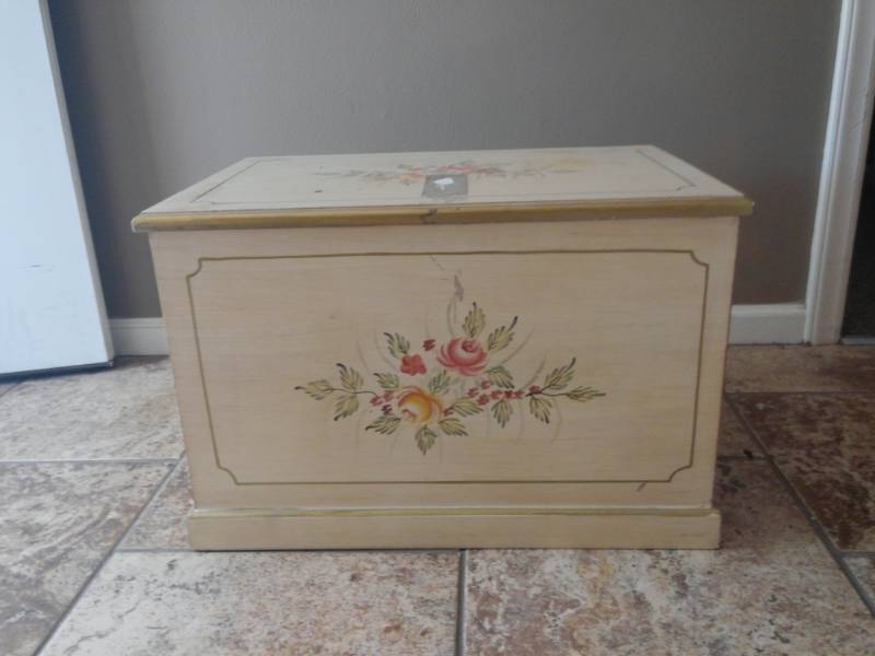 lot 7819 image: Blonde Rose Accented Storage Box