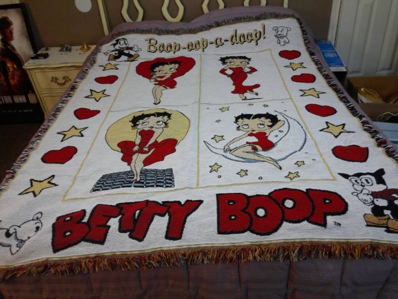lot 7859 image: Betty Boop Blanket