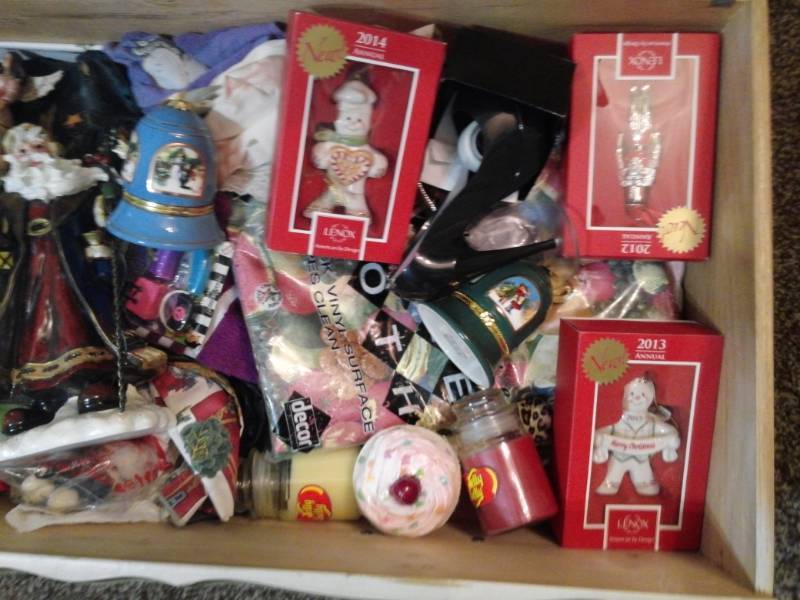 lot 7912 image: Box Lot of Misc Christmas Decorations and Ornaments