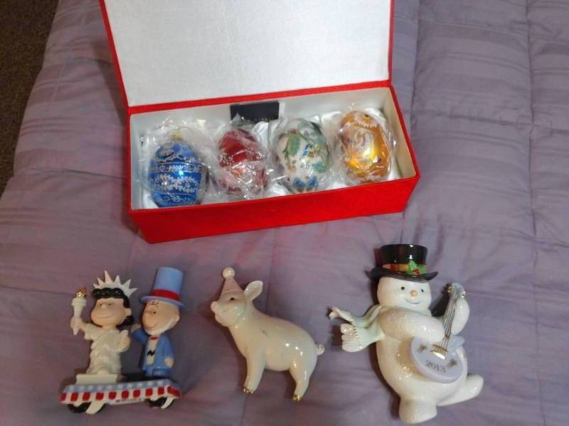 lot 7913 image: Charlie Brown & Lucy - Peanuts, Pig, Frosty, Box of Small Christmas Balls