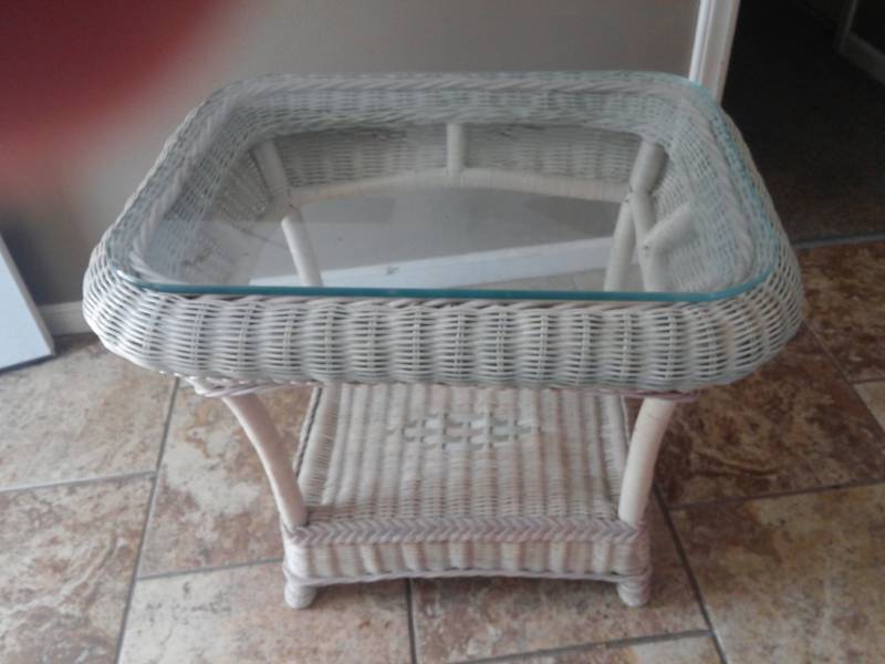 lot 7815 image: White Wicker End Table with Glass Top