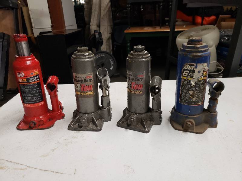 lot 2405 image: Lot of 4 Bottle Jacks