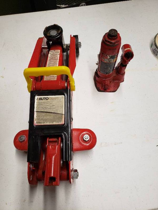 lot 2406 image: 2 Ton Floor Jack and Bottle Jack
