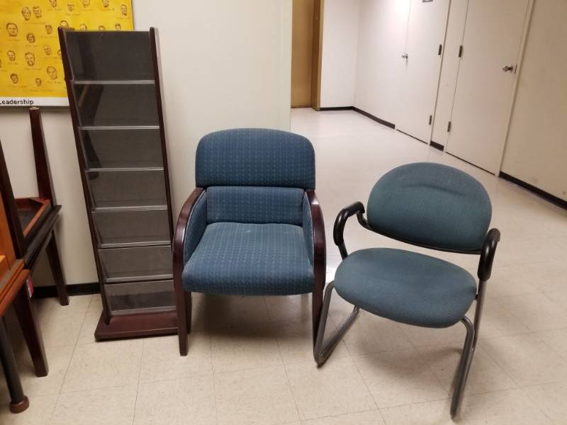 lot 4365 image: 2 Office Chairs and Magazine Rack