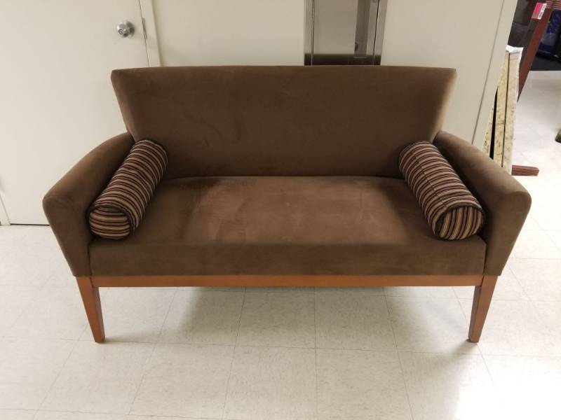 lot 4387 image: Brown Loveseat