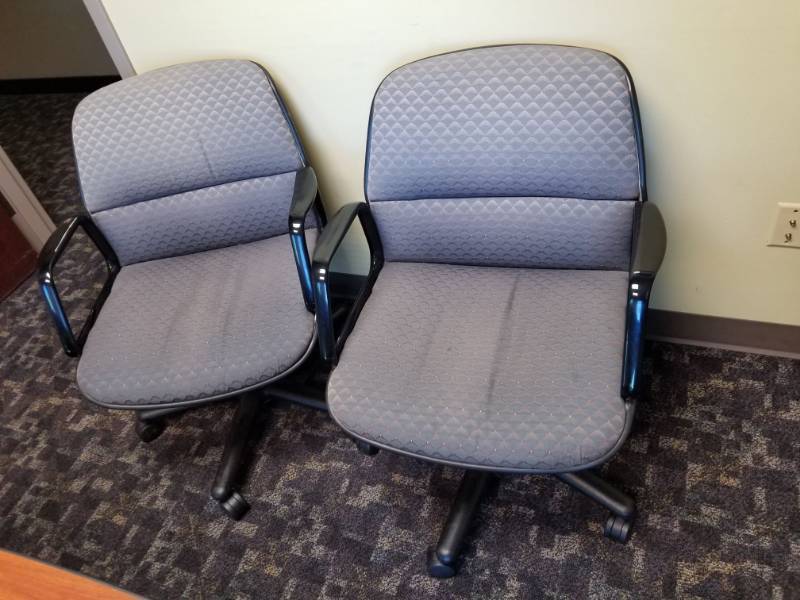 lot 4394 image: 2 Fabric Office Chairs