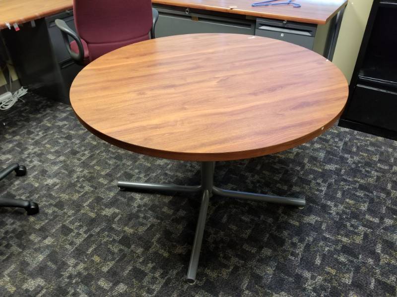 lot 4399 image: 42in Round Office Table