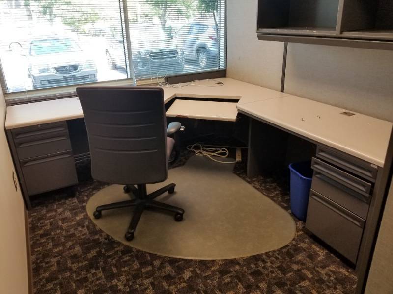 lot 4400 image: L Shaped Office Desk and Upper Cabinets