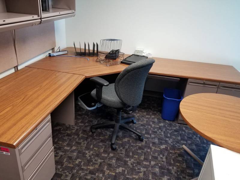 lot 4408 image: L Shaped Office Desk, With Computer Chair and Upper Cabinets