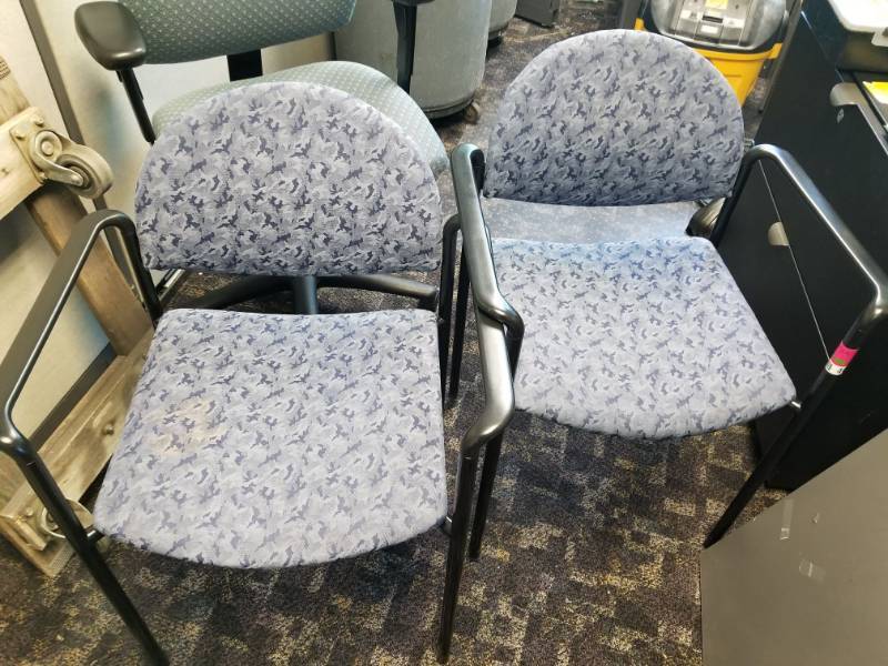 lot 4413 image: Set of 2 Blue Fabric Office Chairs