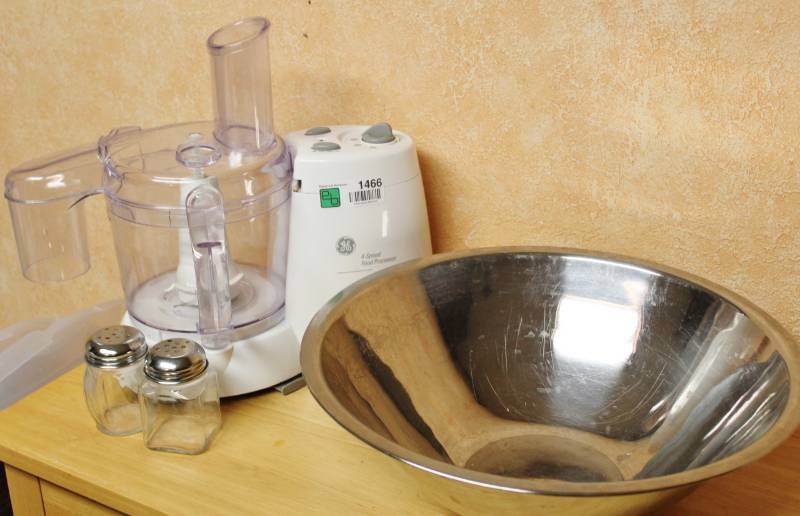 lot 1466 image: GE 4 Speed Food Processor, Extra Large Steel Mixing Bowl & two glass Shakers