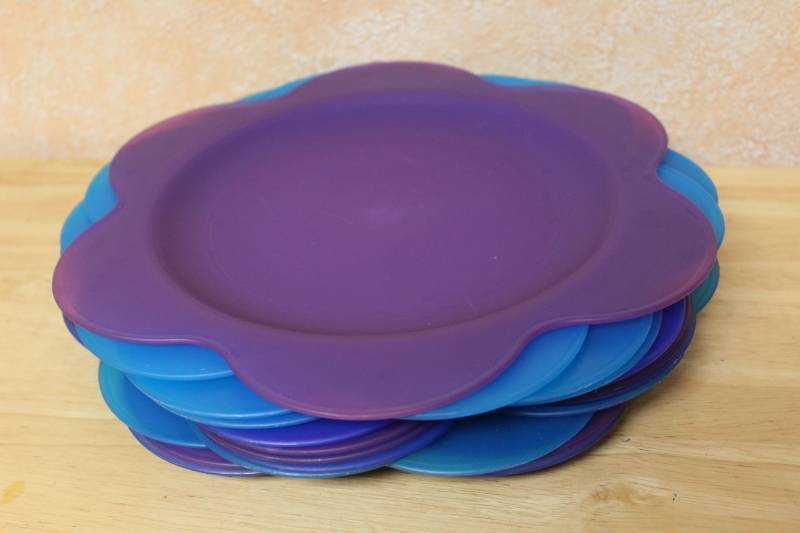 lot 1468 image: Outdoor PartyPicnicCamping - 12 plastic flower dinner plates and 12 matching saladdessert plates