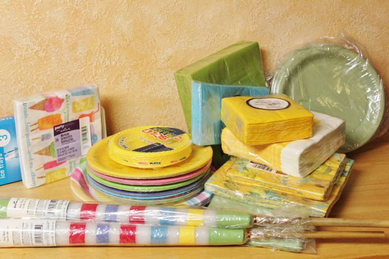 lot 1471 image: Summer Fun Huge Outdoor Party Pack - Candle Torches, 14 pkgs Plates, Napkins, table cover and stick ice trays