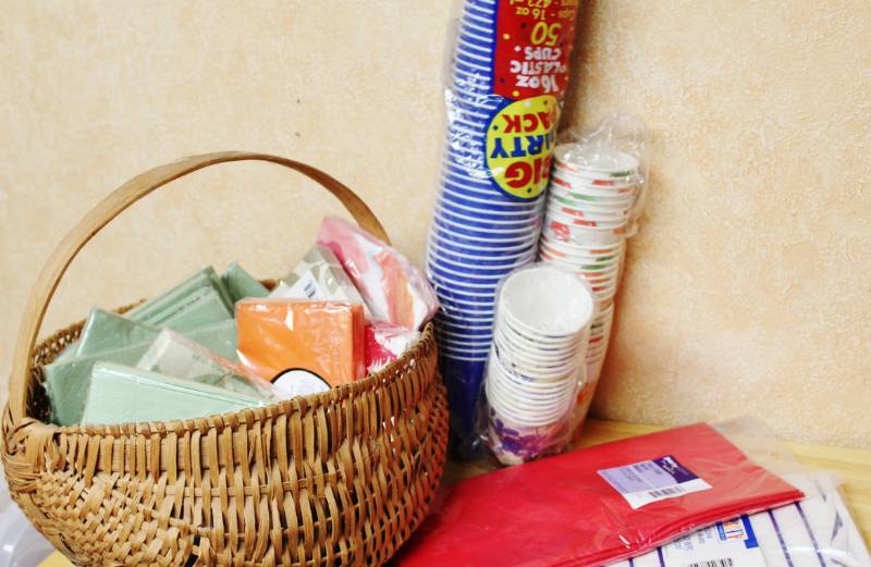 lot 1473 image: More PartyPicnic Fun - Large basket full of all new in the pkg plates, napkins and cups
