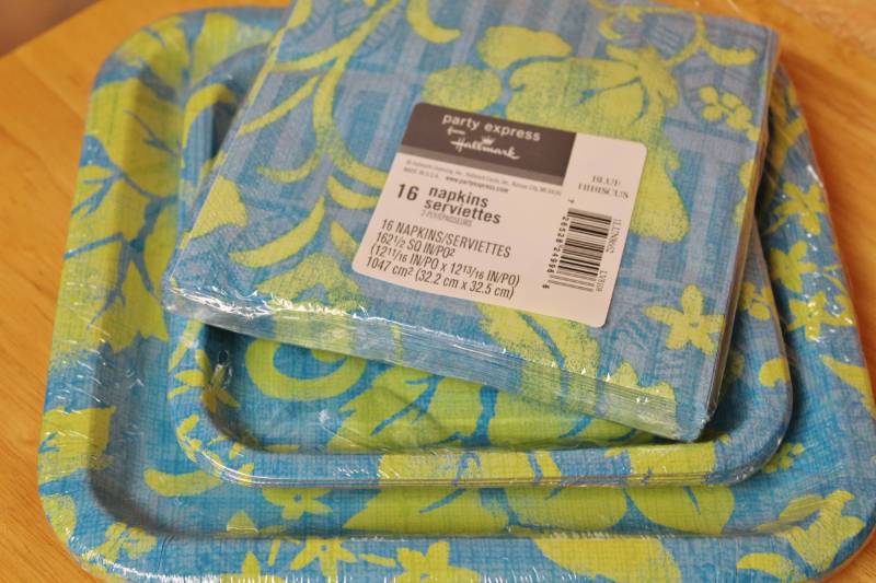 lot 1474 image: 5 Sets of Napkins and Plates plus 5 extra Napkin pkgs.  All new and sealed in pkgs