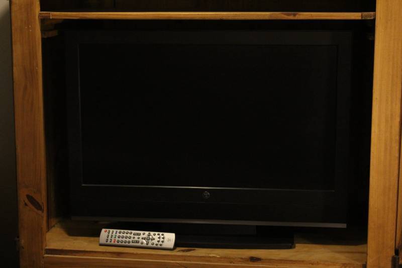 lot 1522 image: 32 Flatscreen TV with Remote