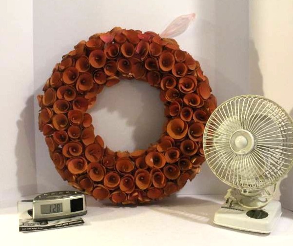 lot 1494 image: Flower Wreath, Portable Alarm clock and Small table Fan