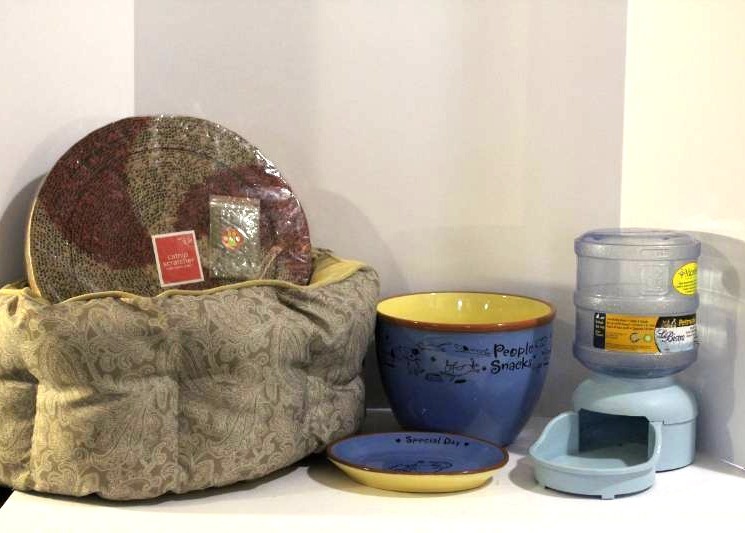 lot 1498 image: Cat Lovers - Matching ceramic cat dish and People Snacks bowl, Pet Bistro Self Server, cat bed and brand new in pkg Catnip Cat Scratcher