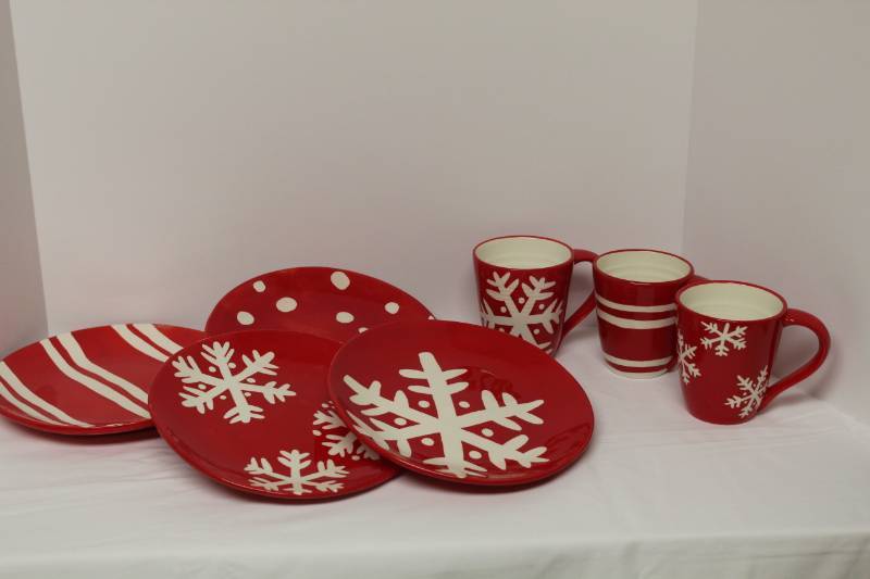 lot 1525 image: Red & White (4) 9 Plates and (3) Mugs