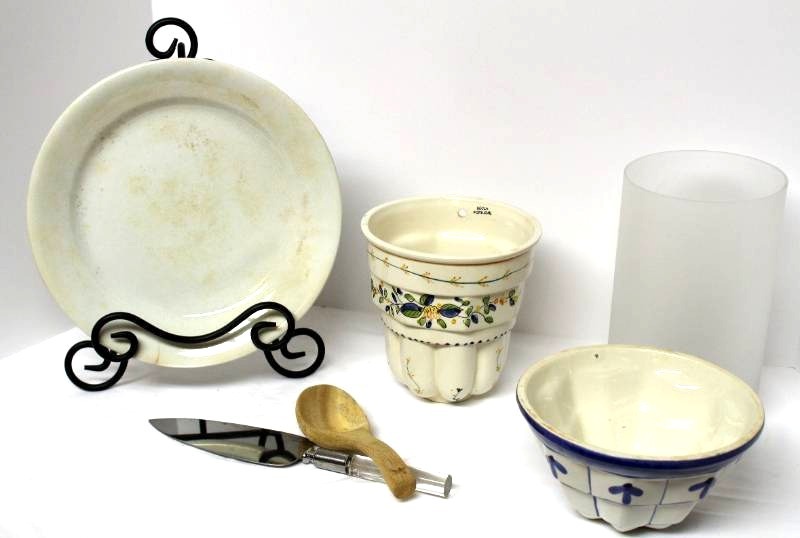 lot 1480 image: Royal Ironstone China, Ceramic Baking Mold from Italy, Utensils