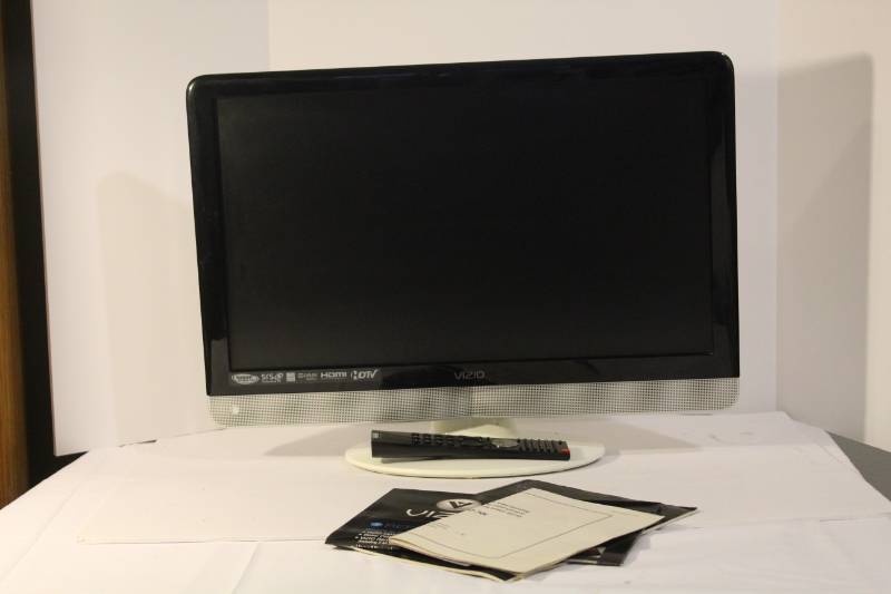 lot 1523 image: 23 VIZIO Flatscreen TV with Remote