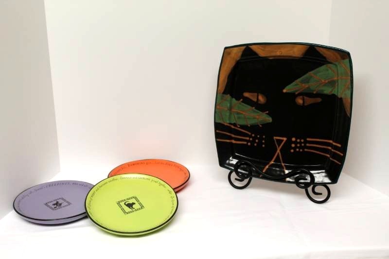 lot 1524 image: Cat Plate Stephen Kilborn SK collectible handpainted Plate and (3) Hallmark Halloween Plates