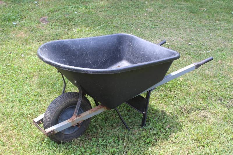lot 1618 image: True Temper Wheel Barrow