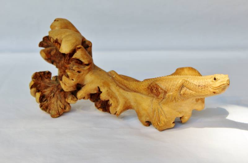 lot 1579 image: Hand carved Burl Wood Lizard Sculpture