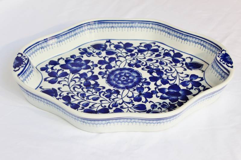 lot 1604 image: Gorgeous Porcelain Platter