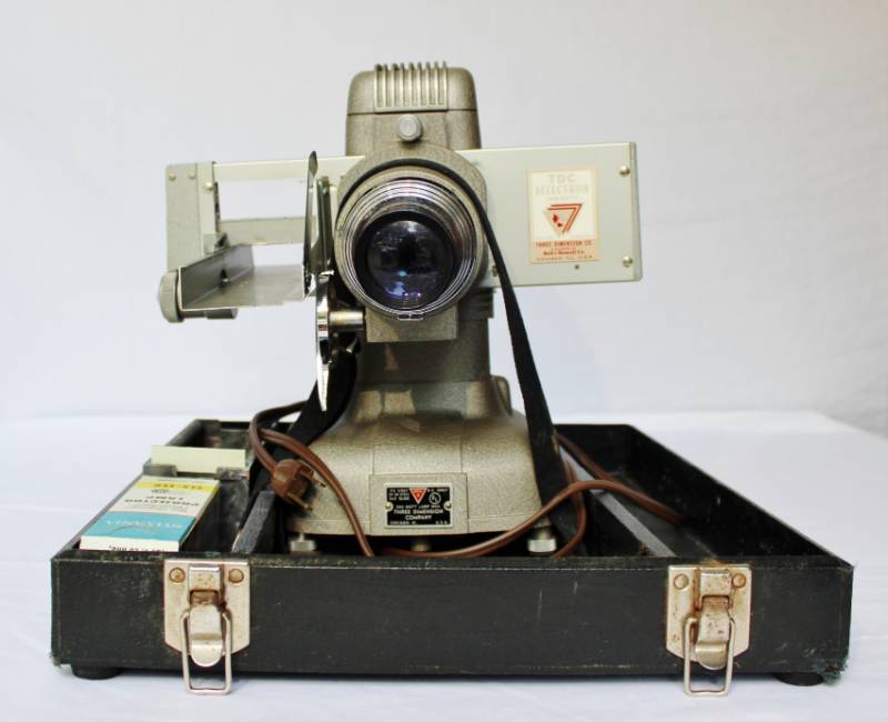 lot 1613 image: Slide Projector in Carrying Case Vintage