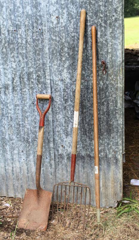lot 1619 image: Shovel, Pitchfork and Hoe