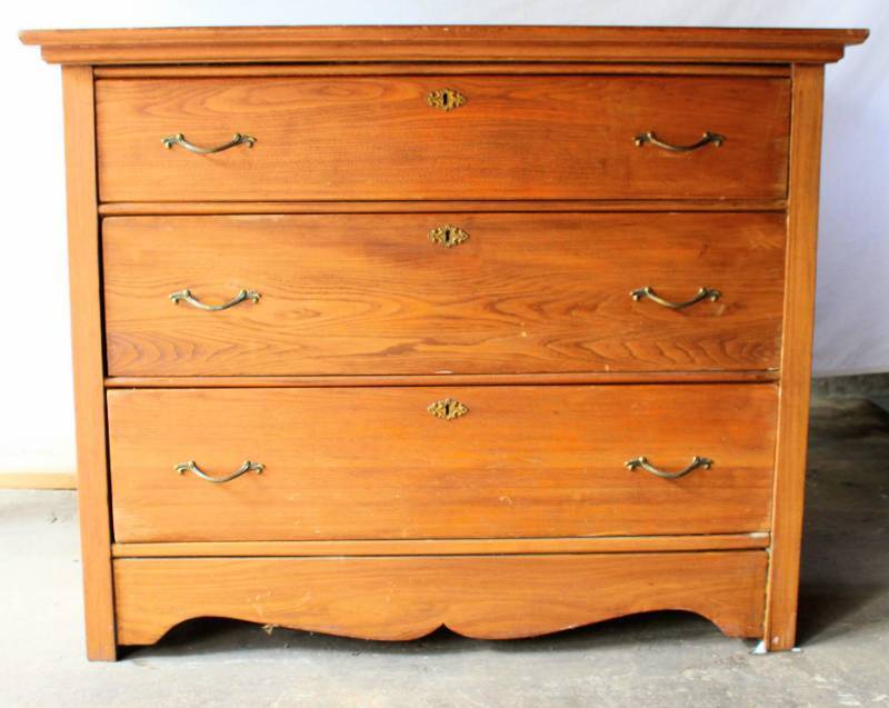 lot 1535 image: Antique Chest of Drawers