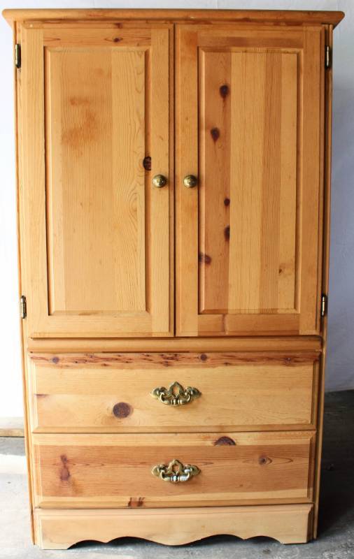 lot 1536 image: Beautiful  Wood  Cabinet