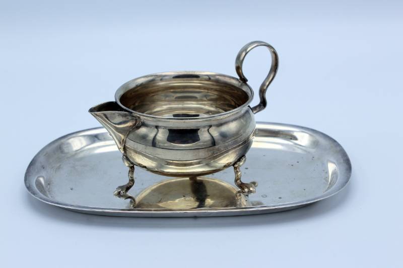 lot 1639 image: Creamer and Platter
