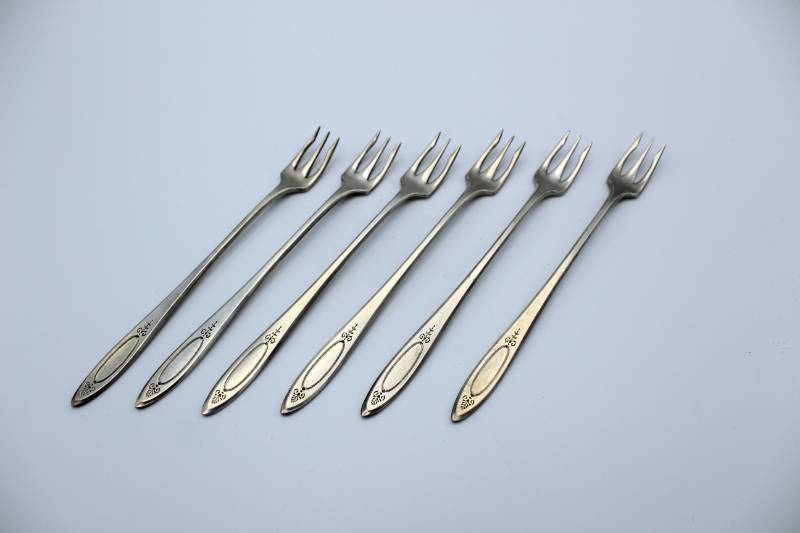 lot 1640 image: Community Plate - 6 cocktail forks