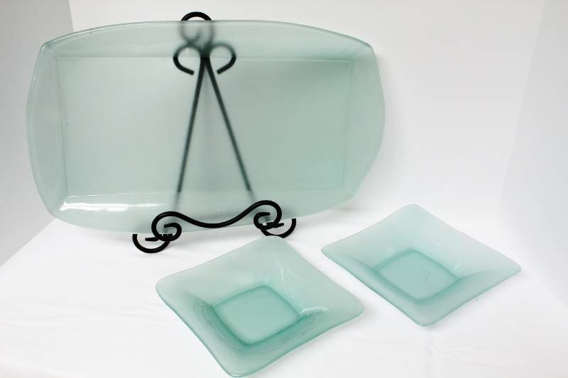 lot 1527 image: Frosted Mint Glassware, Two 7 Plates and 1 Platter 17