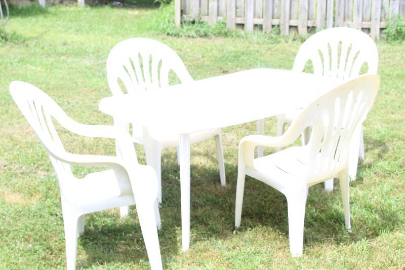 lot 1631 image: Outdoor Table Set