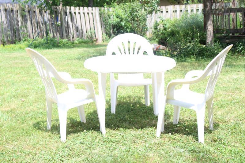 lot 1632 image: Outdoor Table Set