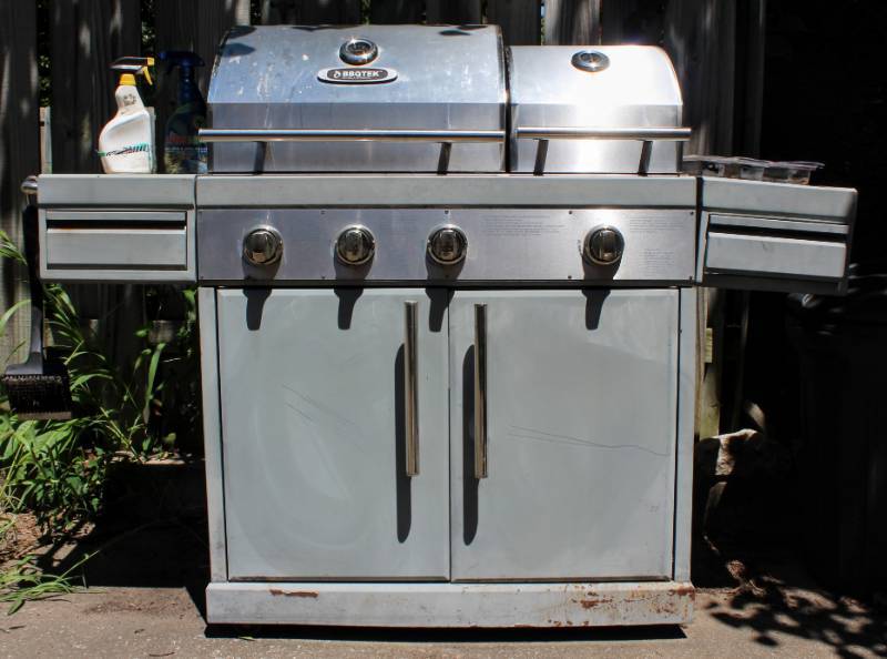 lot 1633 image: BBQ Tek Gas Grill