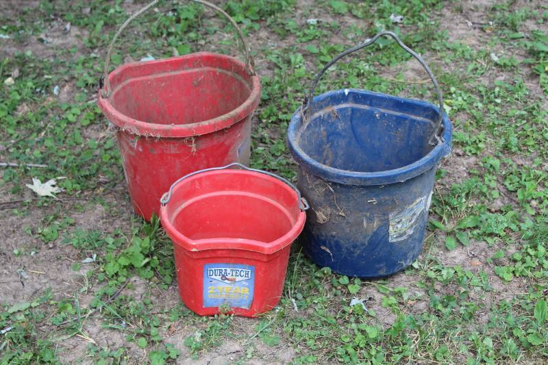 lot 1626 image: Outdoor Buckets - Little Giant Flat-Back