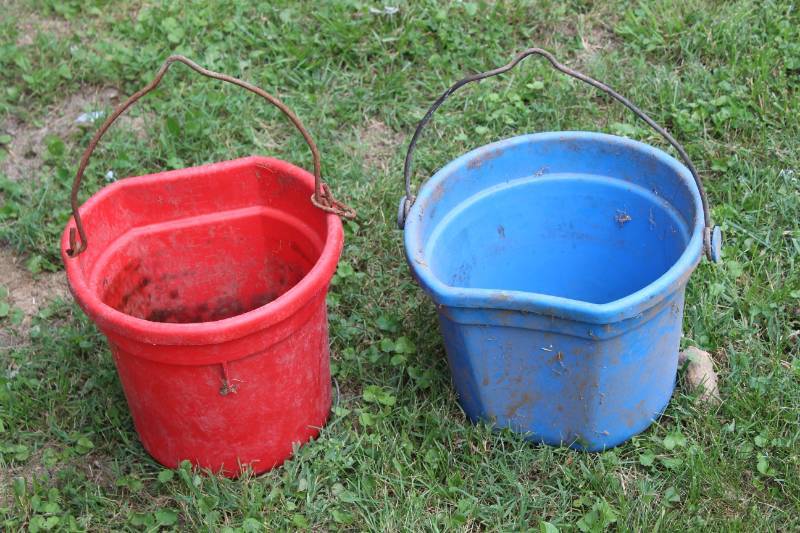 lot 1627 image: Outdoor Buckets - Little Giant Flat-Back