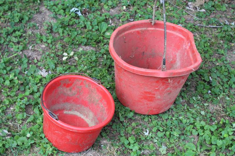 lot 1629 image: Outdoor Buckets - Little Giant Flat-Back