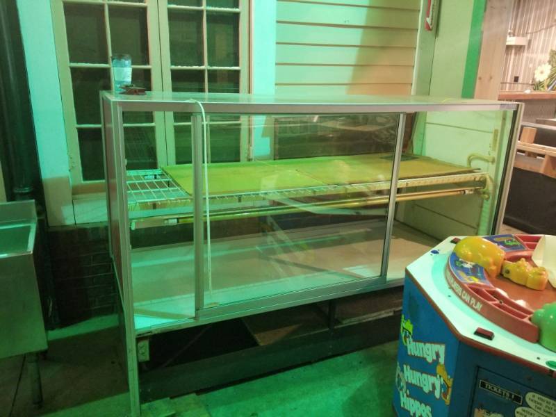 lot 2019 image: Structural Display Case Model 5077