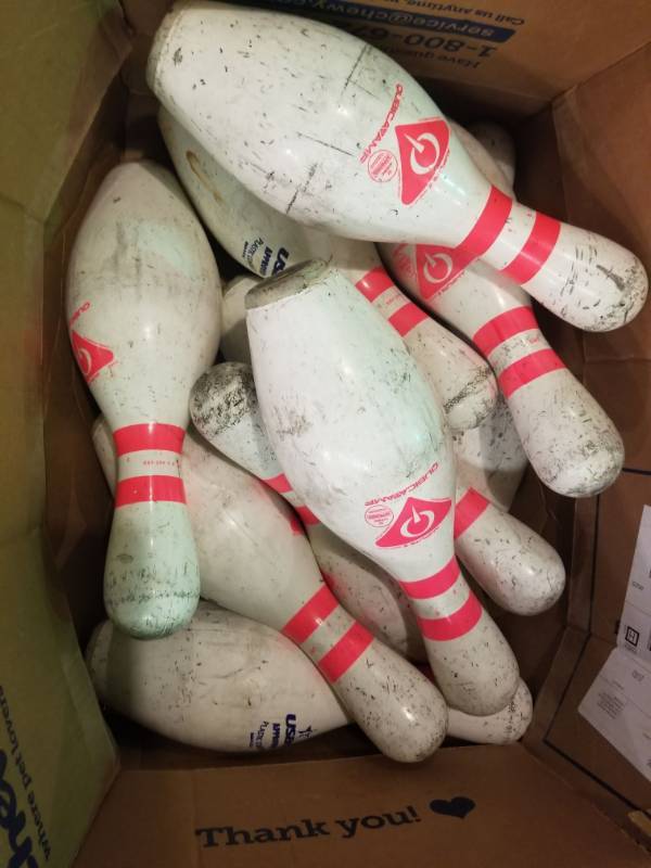 lot 2020 image: 10 Amflite 2 Bowling Pins