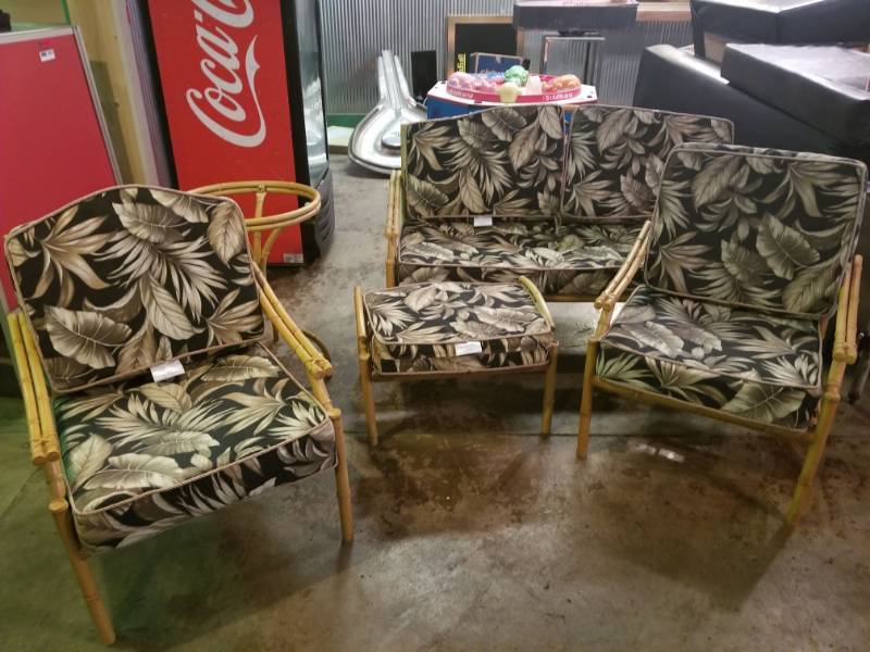 lot 2022 image: Patio Furniture Set