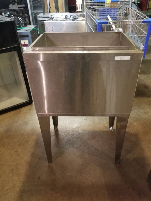 lot 2029 image: 60LB Ice Bin