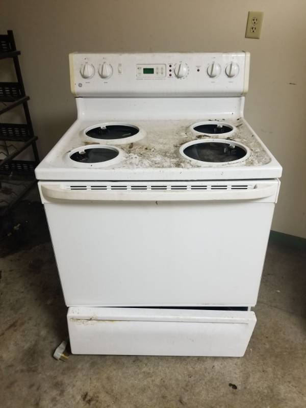 lot 2063 image: GE Stove