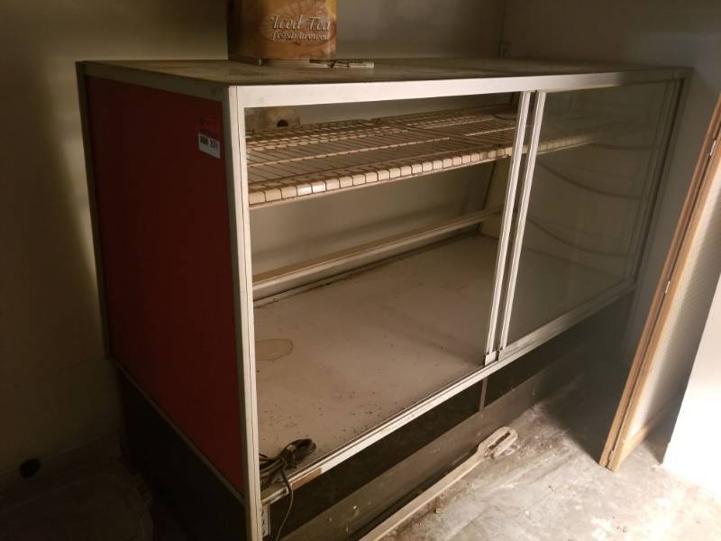 lot 2074 image: Pie Display Case