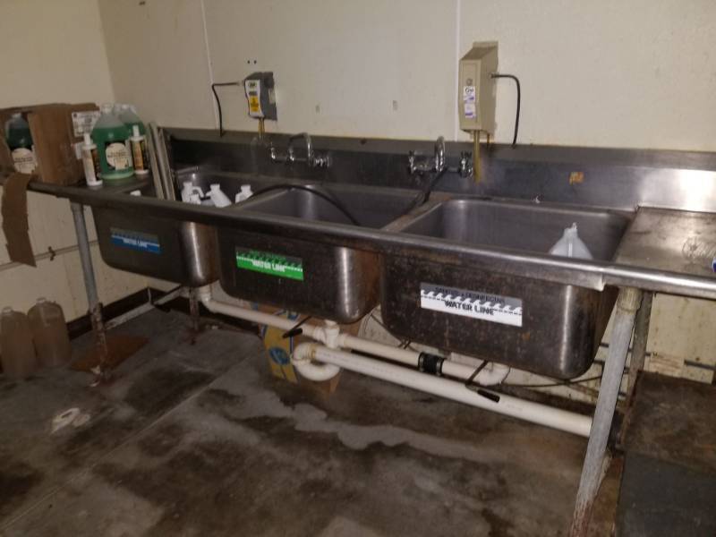 lot 2078 image: 3 Bay Stainless Sink