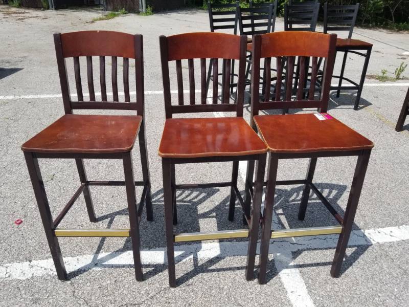 lot 2093 image: 3 Bar Stools